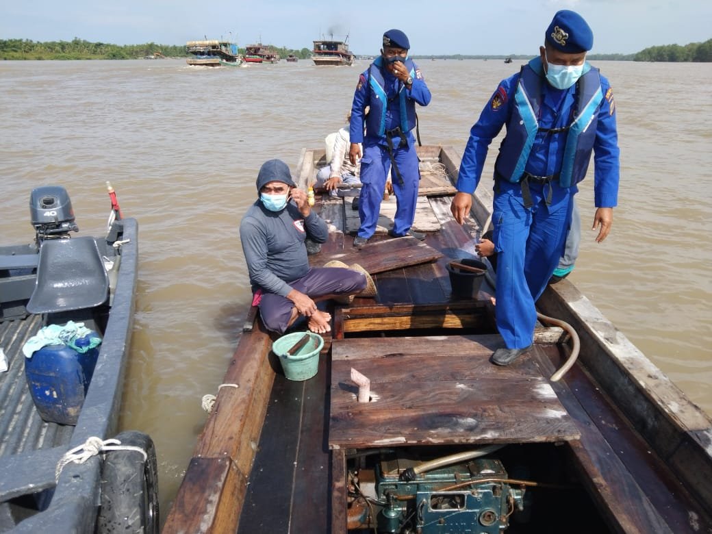 Patroli Tim Regu I Sat Polairud Polres Tanjung Balai Berhentikan KM Famili yang Dicurigai