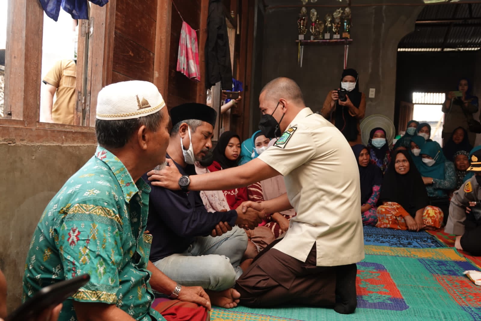 Bupati Andar Amin Harahap Kunjungi Korban Kebakaran,