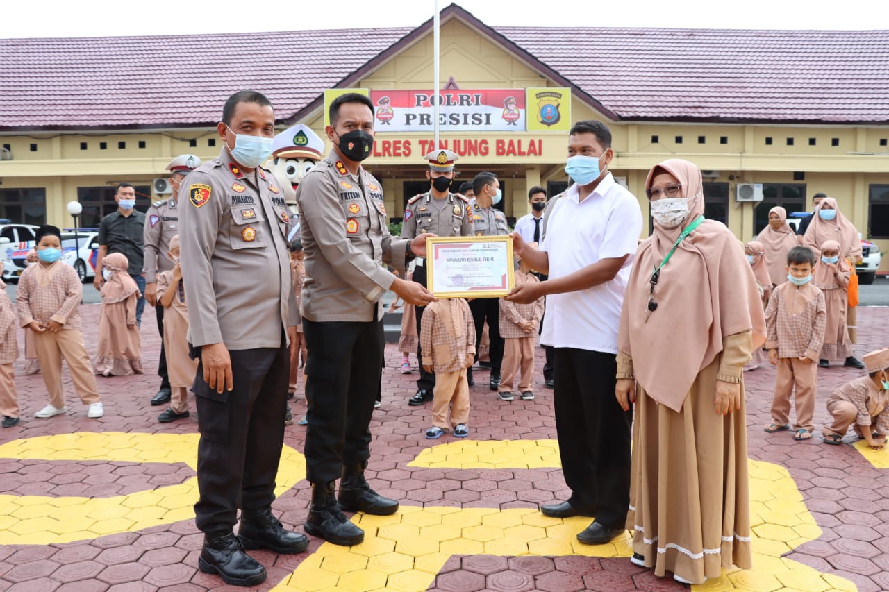 Dukung Percepatan Vaksinasi Anak Usia 11-16 Tahun, Polres Tanjung Balai Berikan Piagam Penghargaan Kepada Ketua Yayasan Darul Fikri