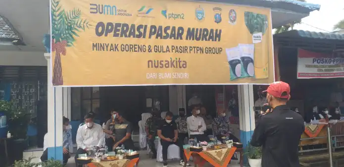 PTPN II Tanjung Morawa Bersama Pemkab Deli Serdang Menggelar Operasi Pasar Minyak Goreng di Kantor Camat Beringin.