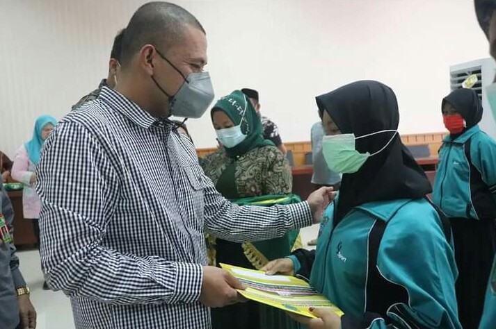 Bupati Paluta Menyerahkan Piagam Kepada Pemenang Pospedasu VIII