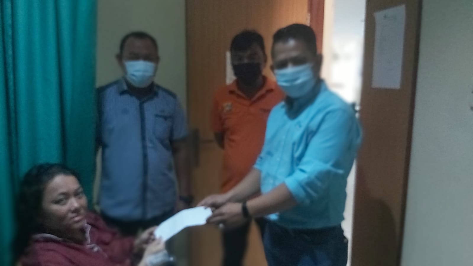 Ketua Pewarta Jenguk dan Berikan Santunan Kepada Isteri Wartawan yang Melahirkan