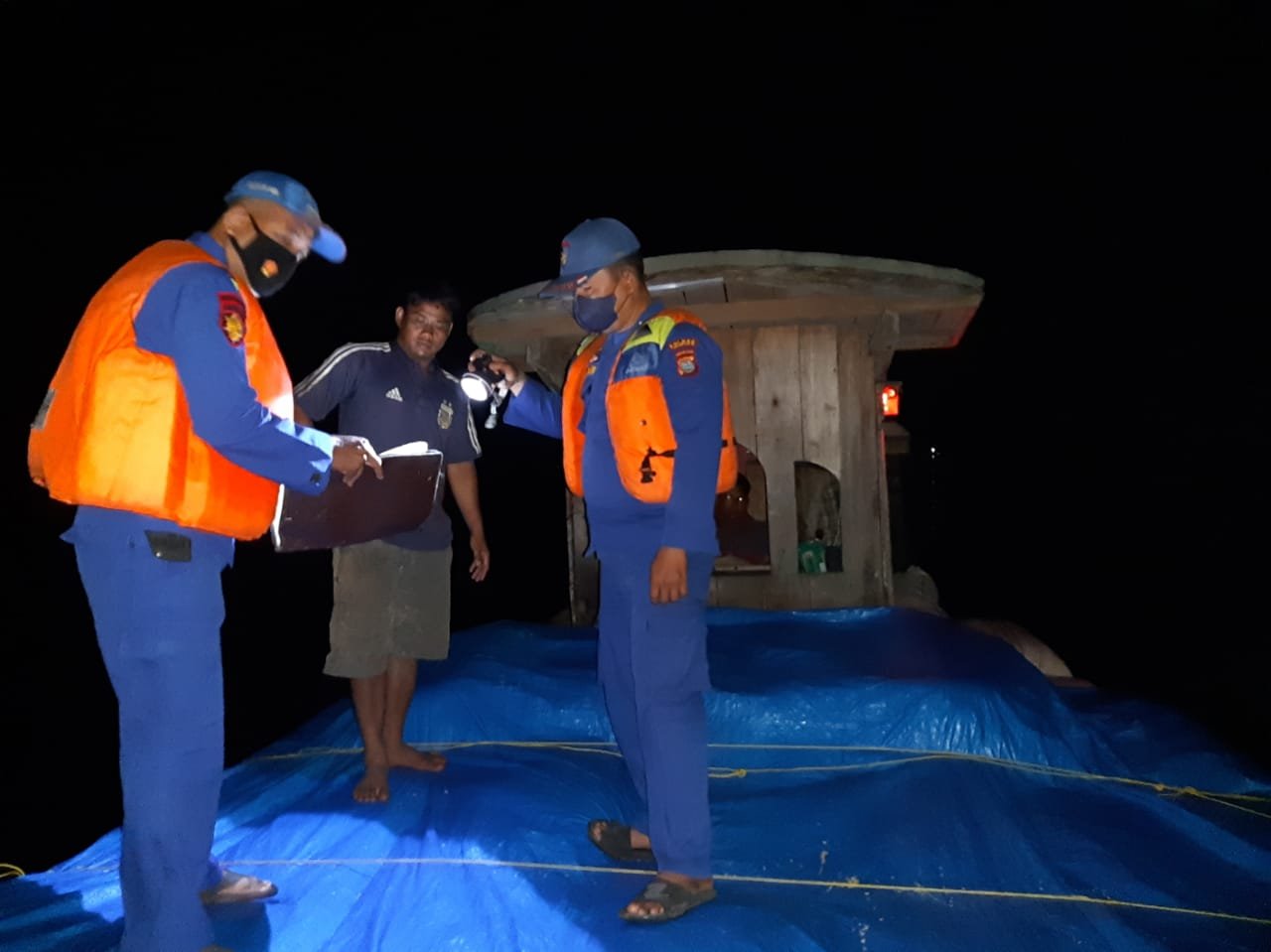 Sat Pol Airud Polres Tanjung Balai Peringatkan Nakhoda Kapal KM Putra Seri Lengkapi Dokumentasi