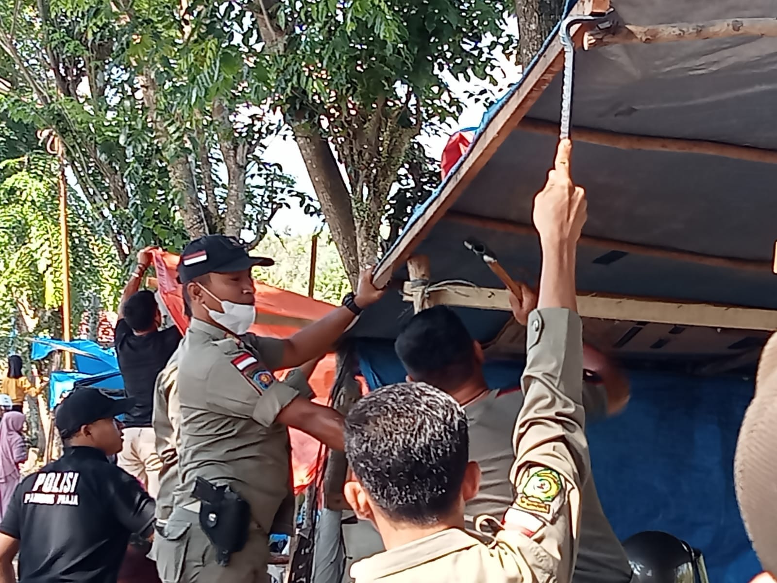 Satpol - PP Madina Bongkar Bangunan Kios Liar Di Area Mejid Agung Nur Ala Nur