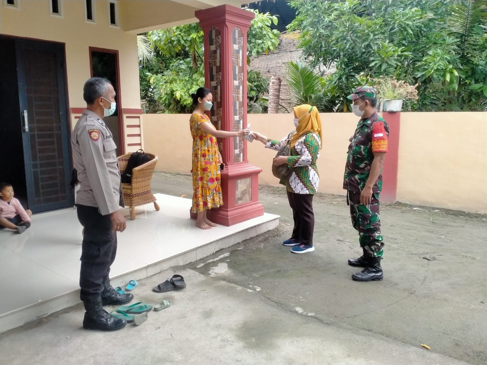 Bhabinkamtibmas Bersama Nakes dan Babinsa Laksanakan Tracing Di Dusun Sunda Desa Pasar V Kebun Kelapa