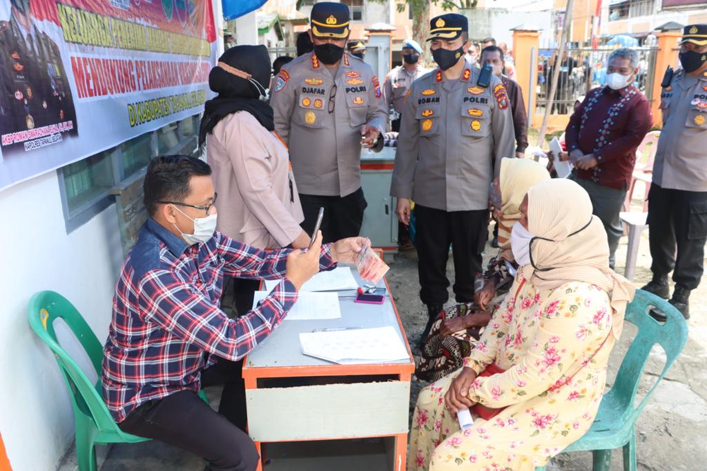 Kapolres Tapsel dampingi Dir Binmas pantau langsung penyaluran BSS bentuk tunai