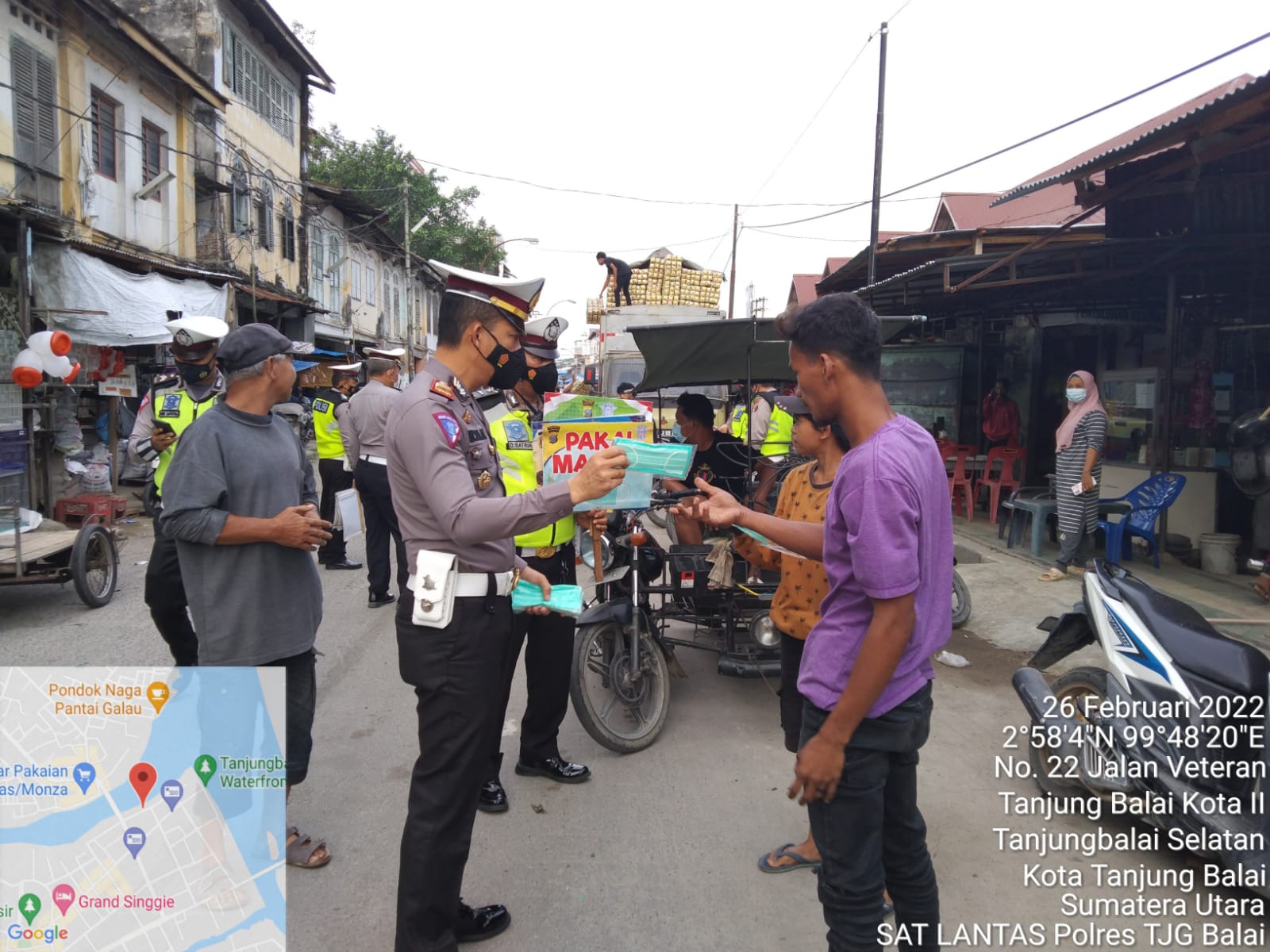 Kasat Lantas Polres Tanjung Balai Bersama Personil Bagikan Masker