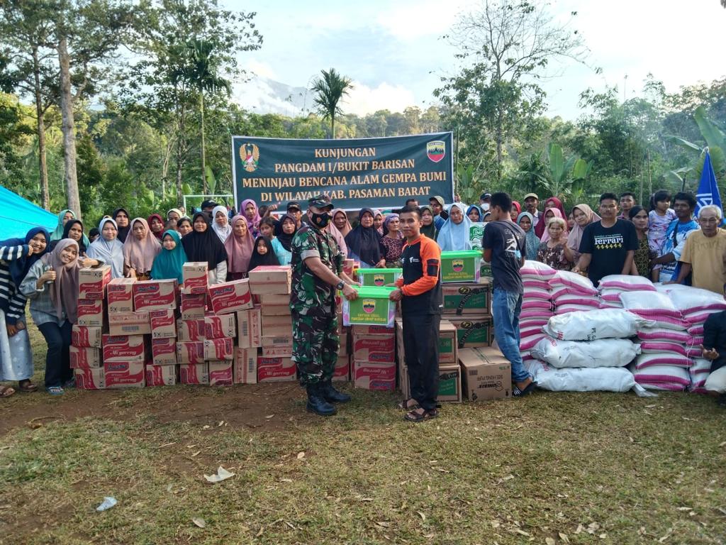 Pangdam I/BB Berikan Bantuan Logistik Bagi Korban Gempa di Pasaman Barat