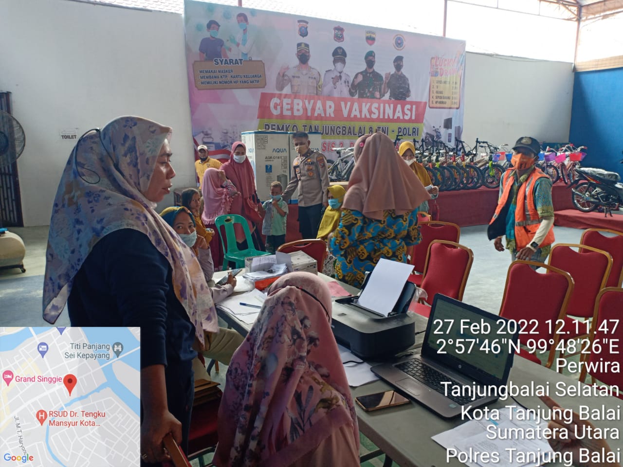 Tim Vaksinator Polres Tanjung Balai Manfaatkan Hari Libur Memberikan Pelayanan Vaksinasi Kepada Warga
