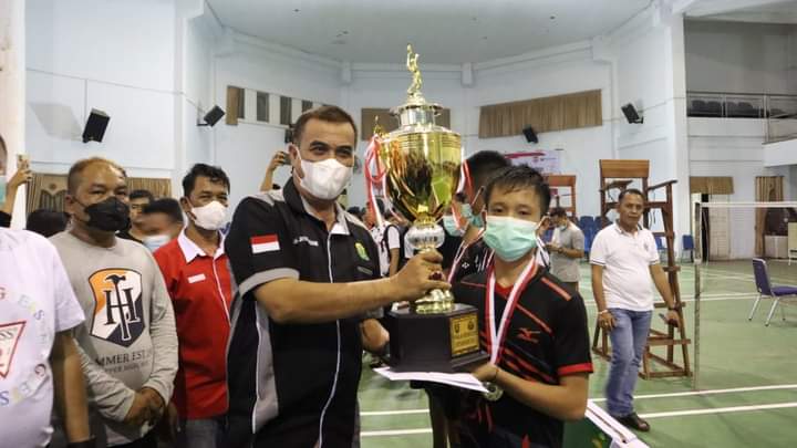 Bupati Madina Tutup Turnamen Bulutangkis Madina Cup 2022