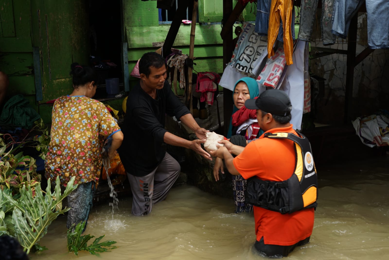 Terjun Langsung ke Lokasi Banjir, Syaiful Ramadhan : Anggaran Besar, PKS Akan Awasi Pelaksanaan Penanggulangan Banjir