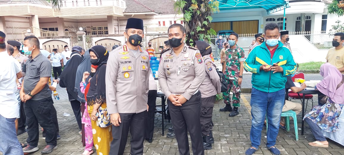Tinjau Vaksinasi Massal di Komplek Tasbih Medan, Kombes  Valentino Alfa Tatareda Ajak Warga Terapkan Prokes