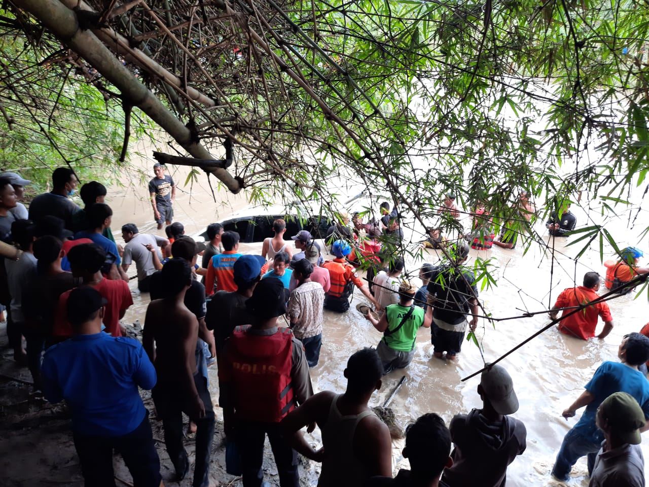 Mobil Hanyut Diseret Air Sungai, Ibu dan Anaknya Tewas Tenggelam