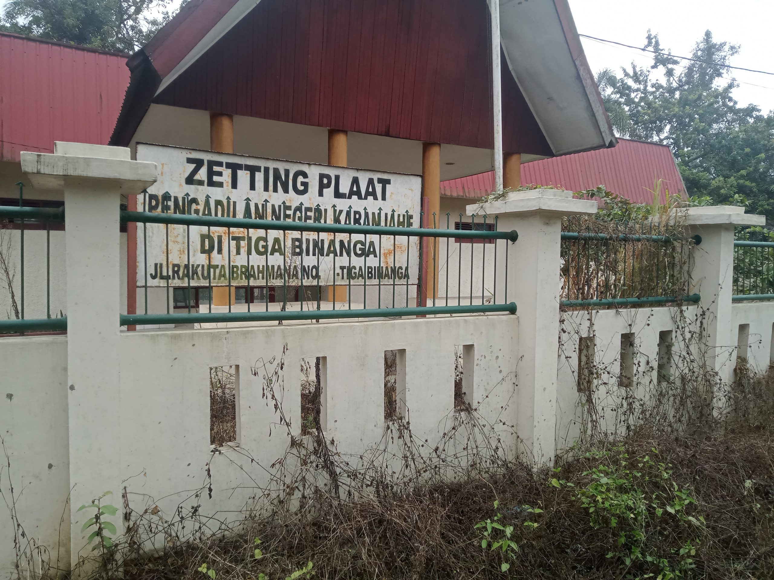 Zetting Plaat Pengadilan Negeri Kabanjahe Dipenuhi Semak Belukar