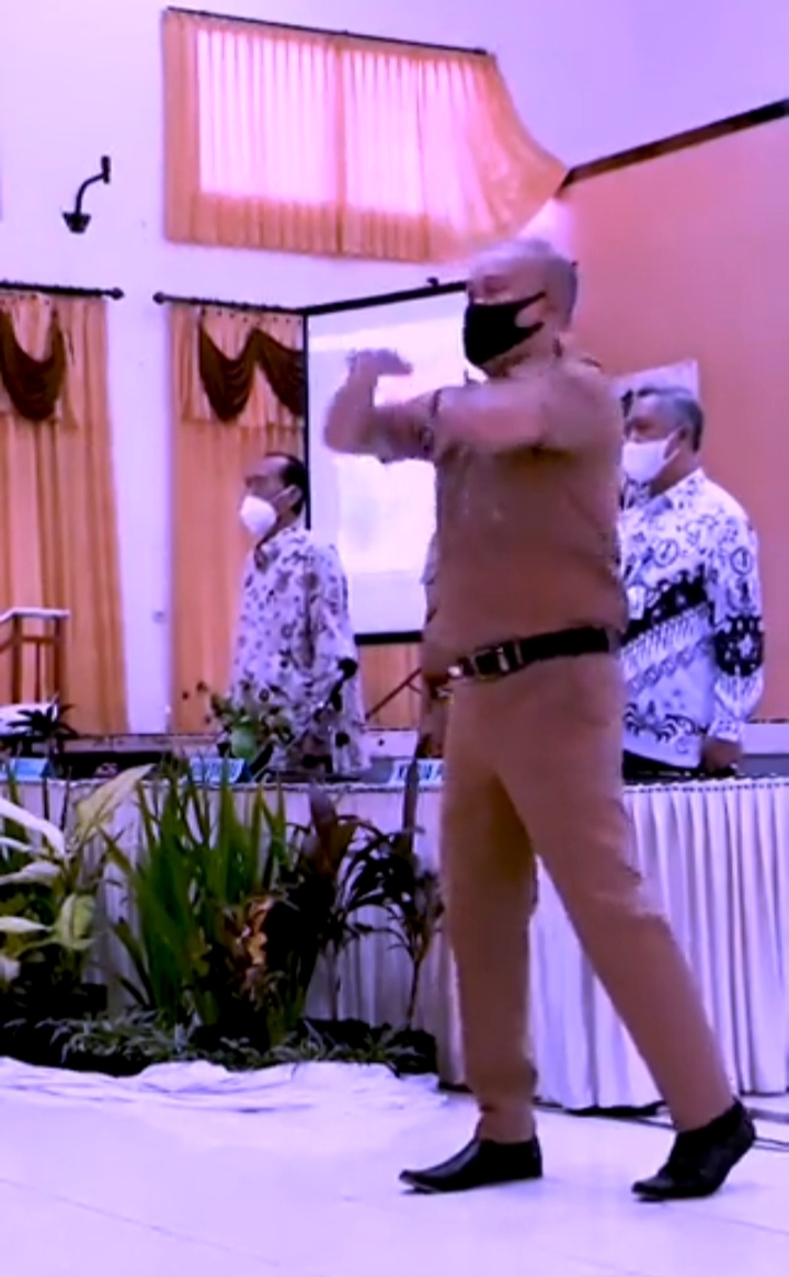 Viral, Dirigen Lagu Indonesia Raya Seperti Keluarkan Jurus-jurus Bela Diri