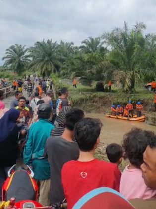 Avanza Mengangkut Sekeluarga Terseret Arus Sungai 4 Tewas
