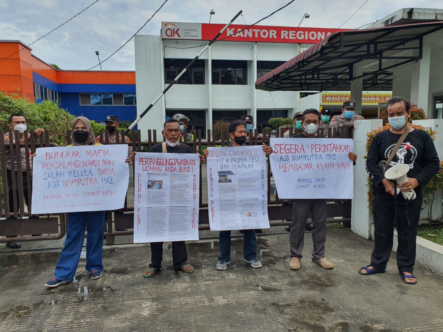 Puluhan Korban Asuransi Bumiputera 1912 Demo Serentak di Kantor OJK