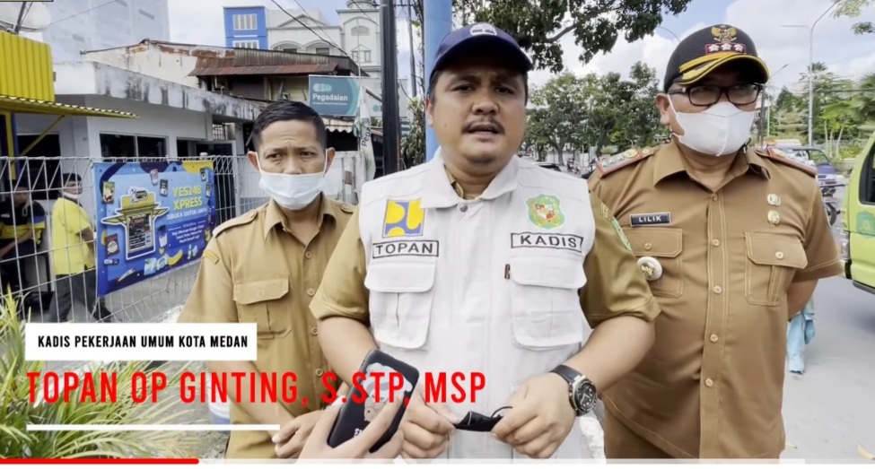 Dinas PU dan Dinas Kebersihan Pertamanan Kolaborasi Bersihkan Kawasan Jalan Adam Malik Medan, Topan :