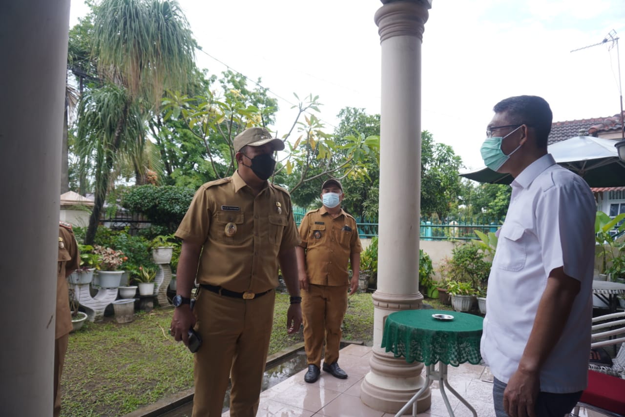 Tinjau Warga Yang Isoman, Aulia Rachman Sampaikan Pesan Wali Kota Agar Tetap Semangat