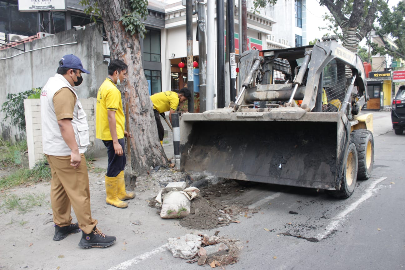 Dinas PU, Dinas Kebersihan Pertamanan, Kecamatan Medan Barat Kolaborasi Bersihkan Kawasan Jalan Adam Malik