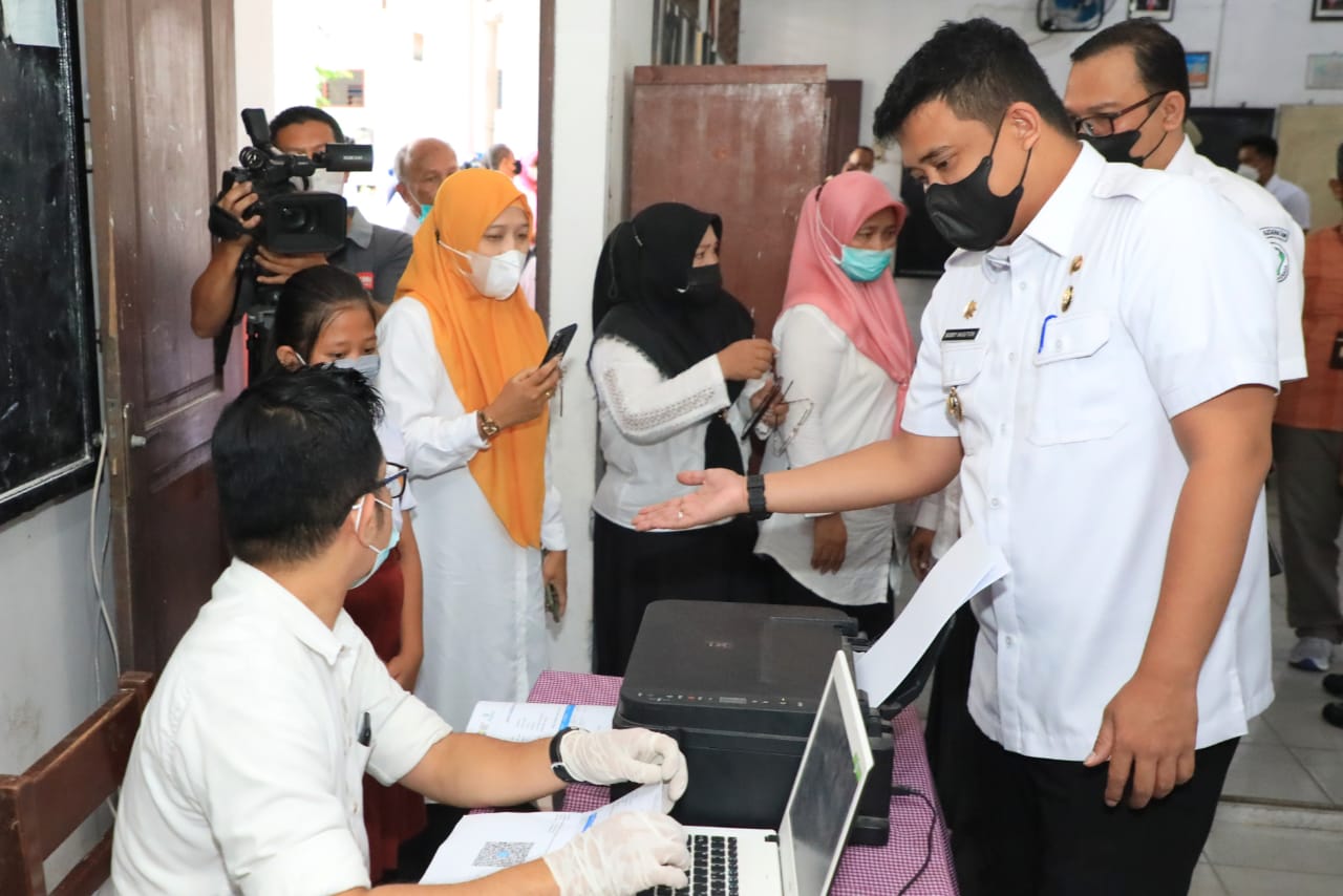 Bobby Nasution Tinjau Vaksinasi Anak, Orang Tua Siswa Mengaku Bersyukur Anaknya Di Vaksin