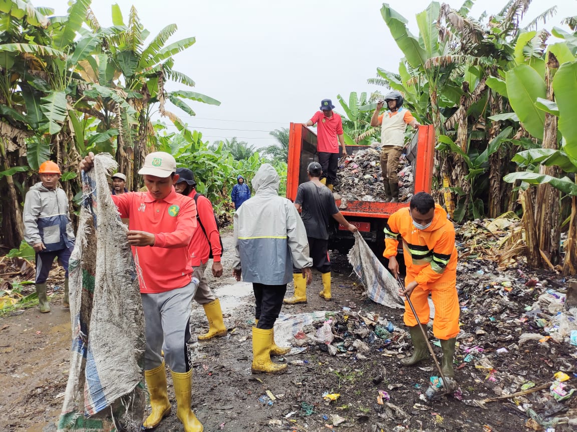 Camat Medan Labuhan Kerahkan Seluruh Petugas P3SU dan Kepling Untuk Membersihkan Tumpukan Sampah