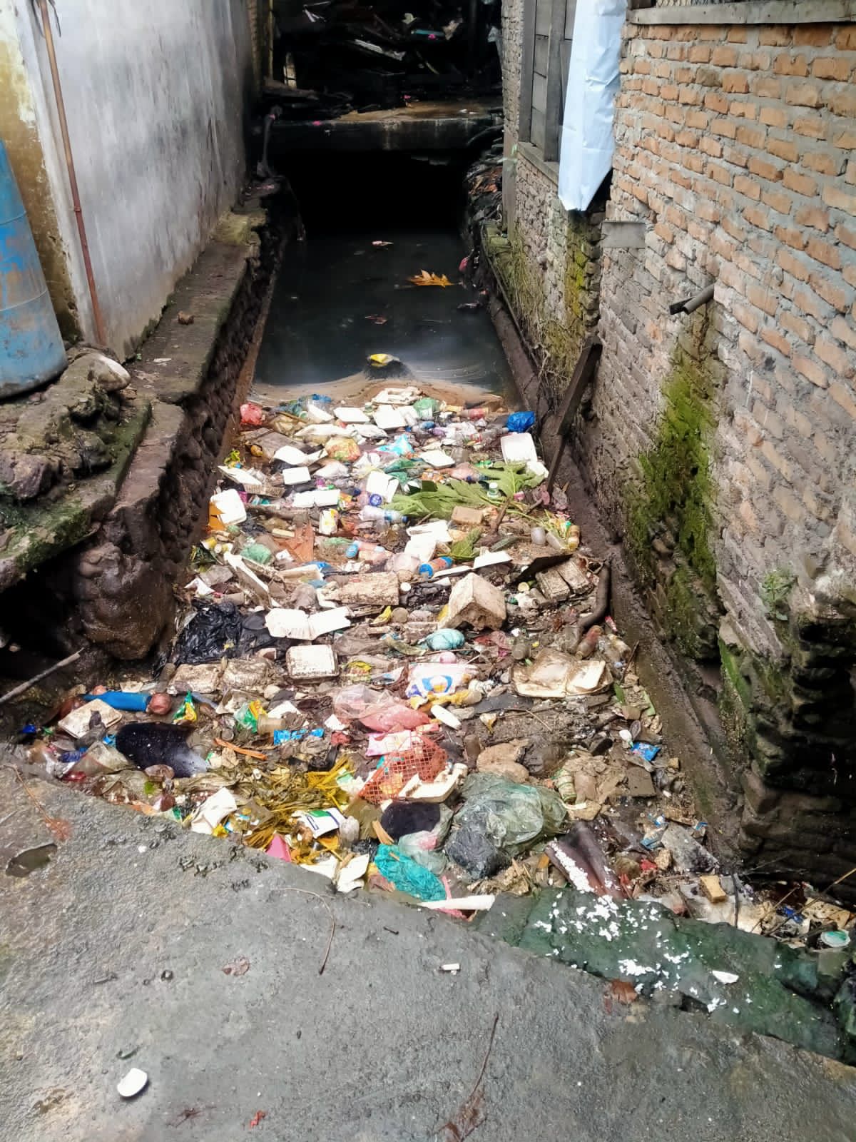 P3SU Medan Barat Beraksi di Parit Jalan Budi Pembangunan, Warga Diminta Tidak Buang Sampah Sembarangan