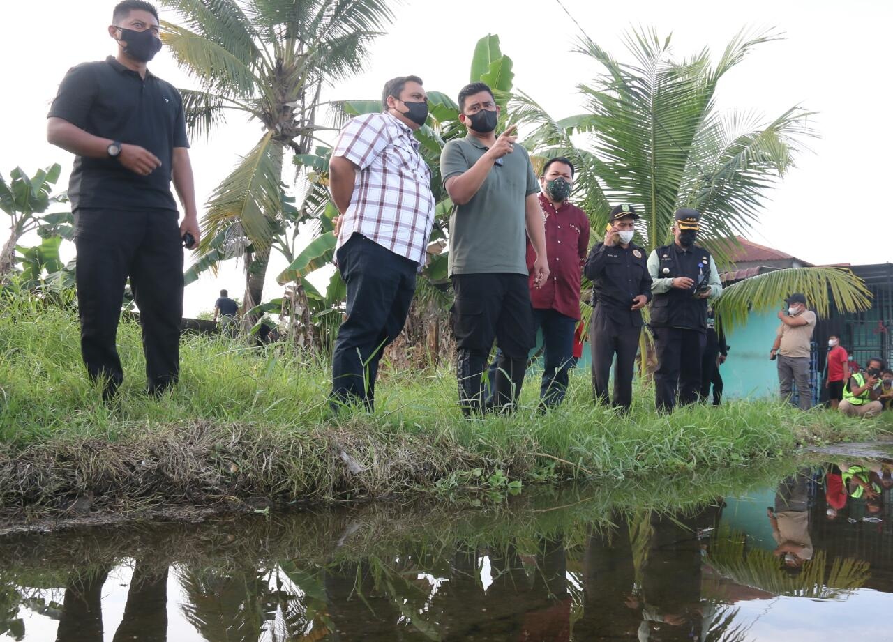 Bobby Nasution Tinjau Drainase Bermasalah, Warga: Mudah-mudahan Kehadiran Walikota Mengobati Keresahan Kami