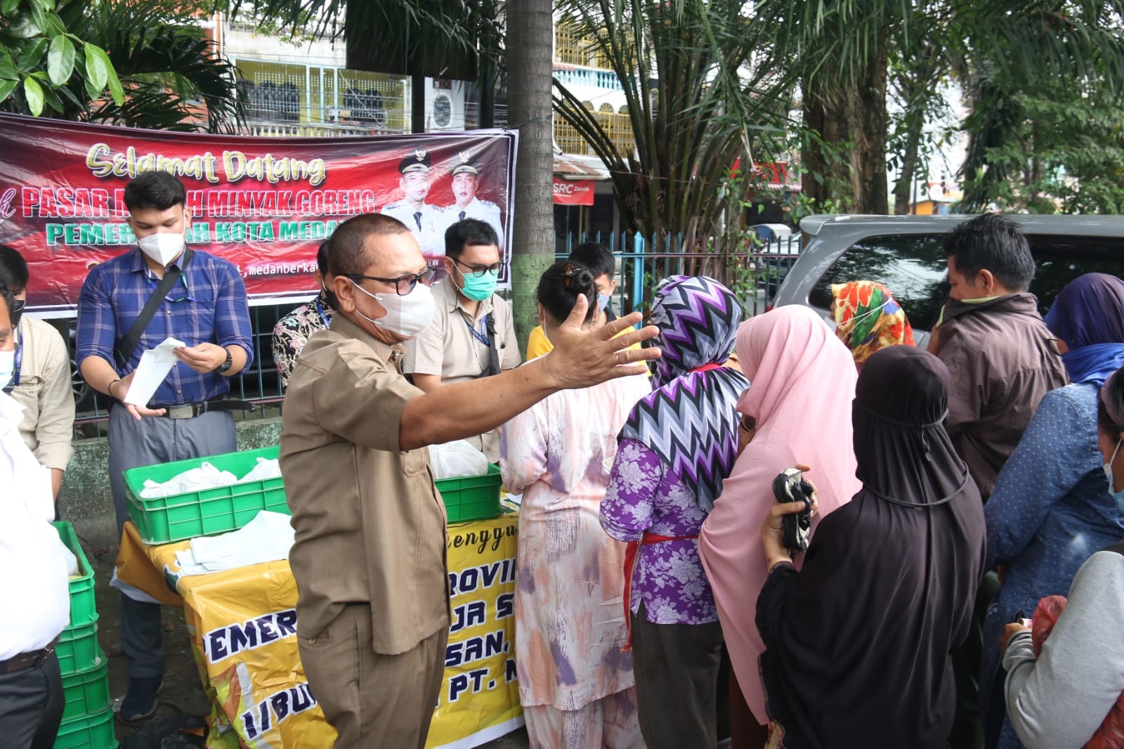 Antisipasi Kelangkaan Minyak Goreng, Pemko Medan Gelar Operasi Pasar Minyak Goreng, Warga : Terimakasih Pak Wali Kota