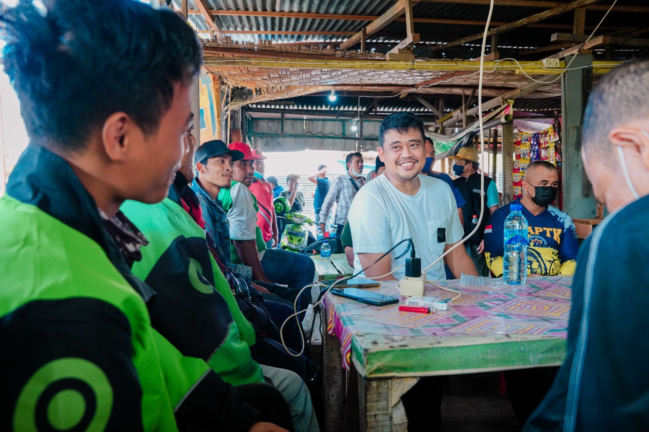 Rehat di Warkop Usai Pimpin Pembersihan Sungai Selayang, Bobby Nasution Ngobrol dan Langsung Beri Solusi Masalah Pengemudi Ojol