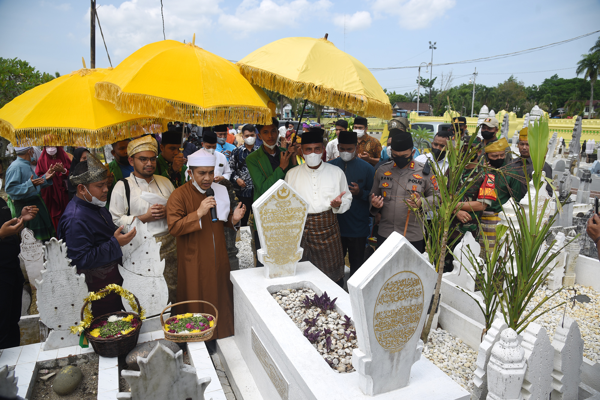 Gubernur Edy Rahmayadi Ziarah ke Pusara Pahlawan Tengku Amir Hamzah