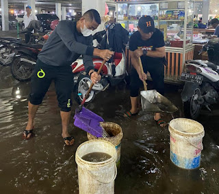 Suwarno Dirut PUD Pasar Terabas Banjir, Bantu Pedagang dan Ikut Kuras Banjir di Pasar Petisah