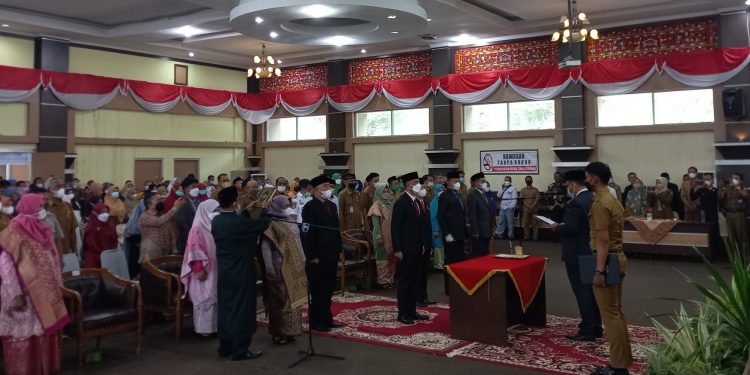 Bupati Solok H. Epyardi Asda Melantik dan Mengambil Sumpah Sekda Juga Pejabat Eselon II