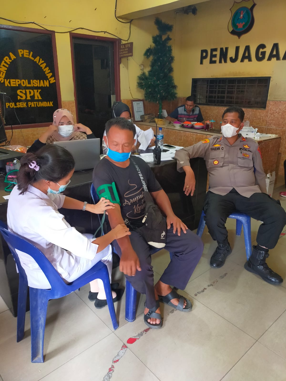 Giat Ops Yustisi dan Vaksinasi Kapolsek Patumbak Turun Kejalan Untuk Menghimbau Warga Untuk Cek Prokes