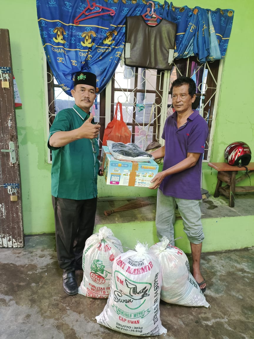 Ketua MWC NU Medan Deli Ustad Mawardi Lubis  Serahkan Bantuan Untuk Korban Banjir