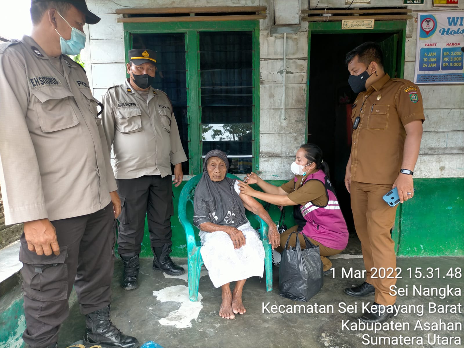 Polsek Sei Kepayang Polres Asahan Bagikan Sembako kepada Lansia yang Ikut Vaksin