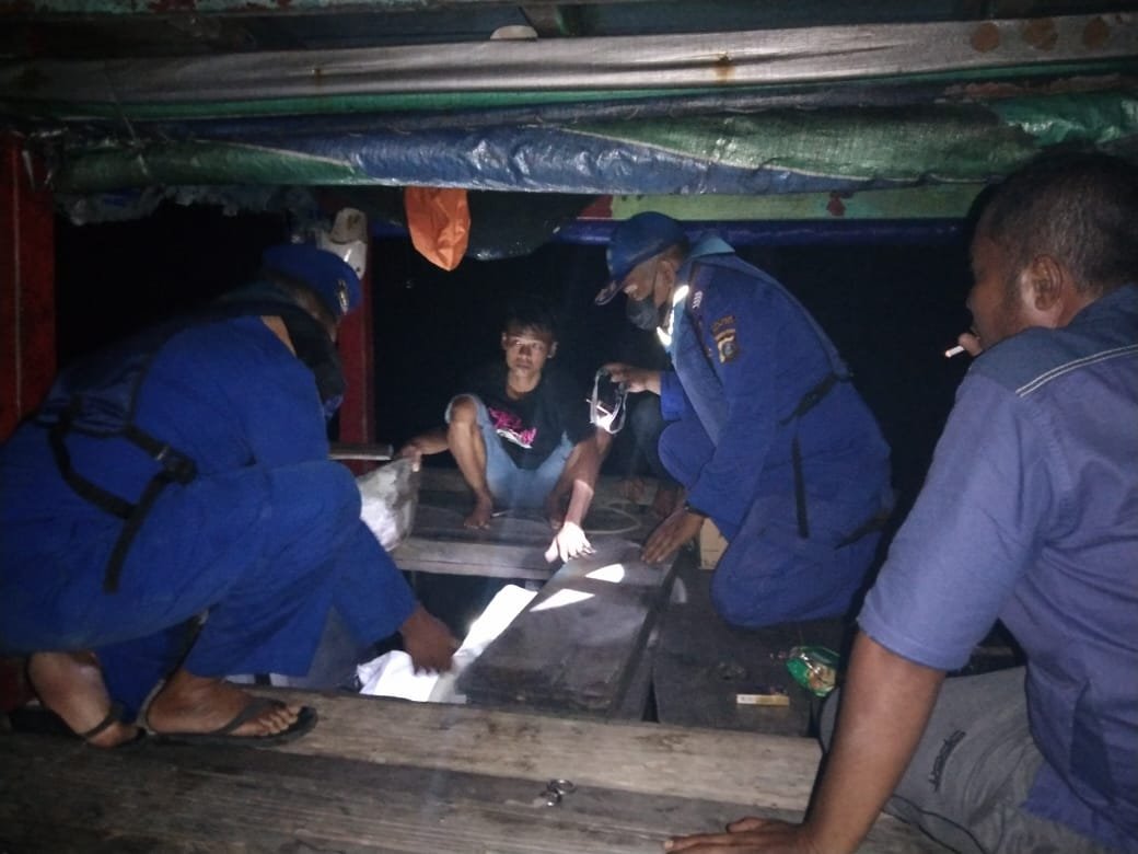 Patroli Perairan Sat Polairud Polres Tanjung Balai Berhentikan Kapal Dicurigai yang Datang dari Arah Laut