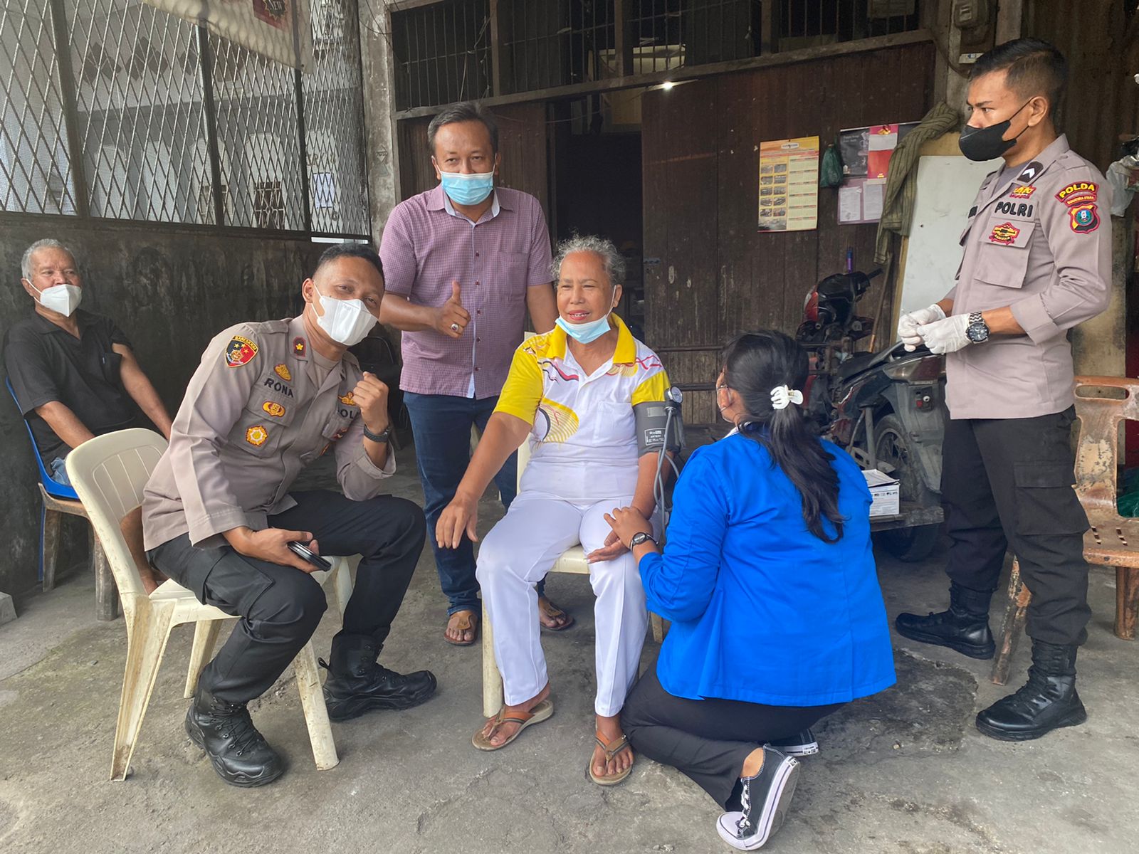 Polsek Medan Timur Dor to Dor Datangi Rumah Lansia Berikan Vaksinasi