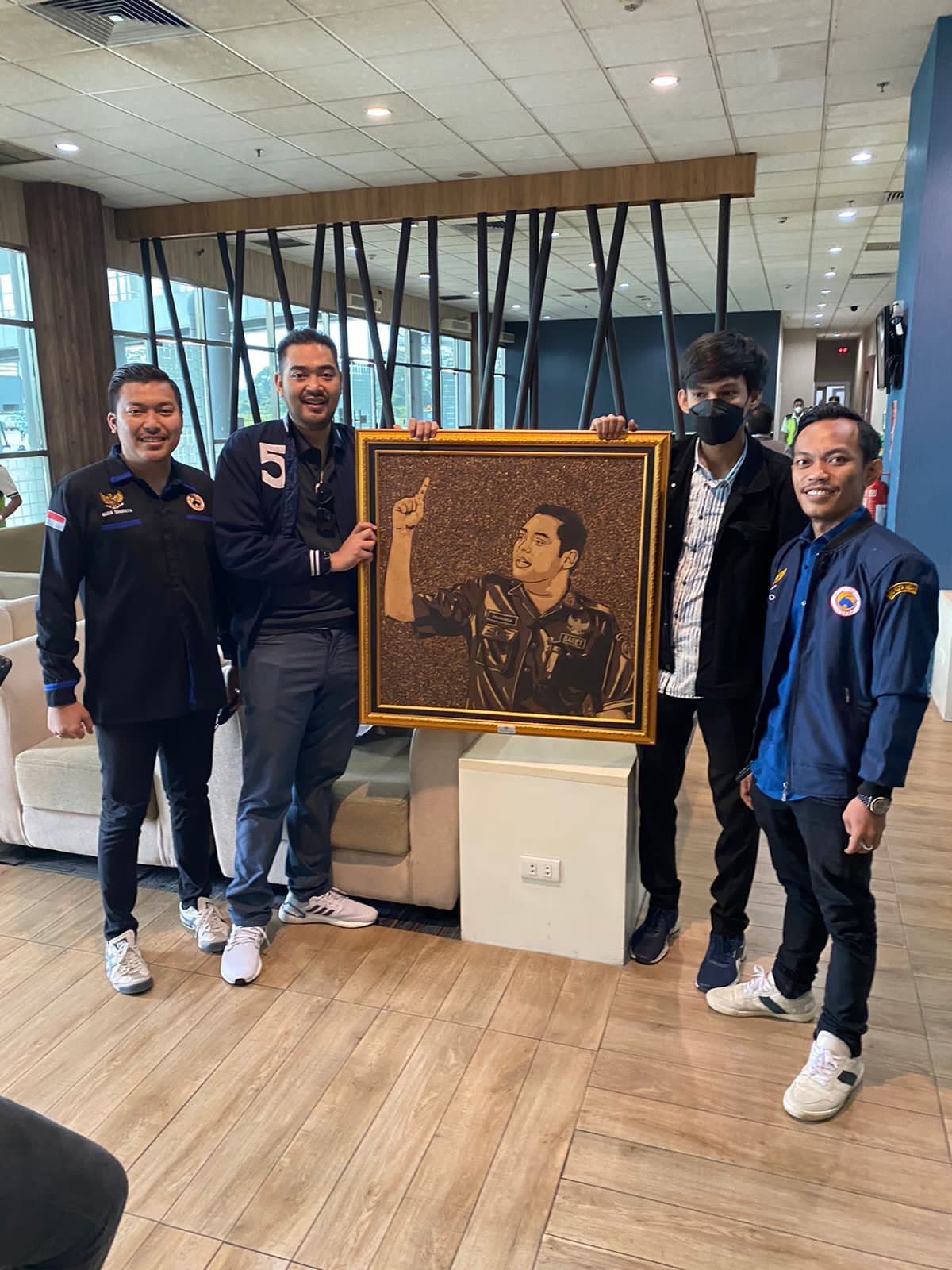 UMKM Binaan DPD Garda Pemuda NasDem Medan Serahkan Lukisan ke Prananda Surya Paloh