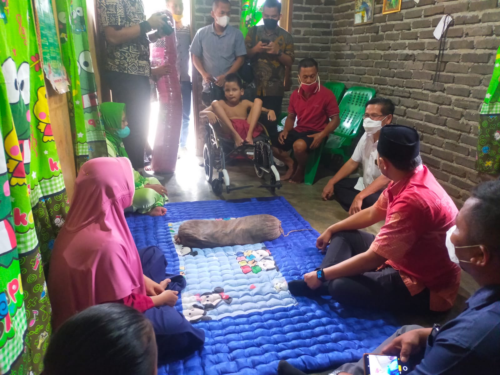 Kepedulian Wabup Sergai Bantu Kursi Roda kepada Adek Abil Syahputra Penderita Lumpuh