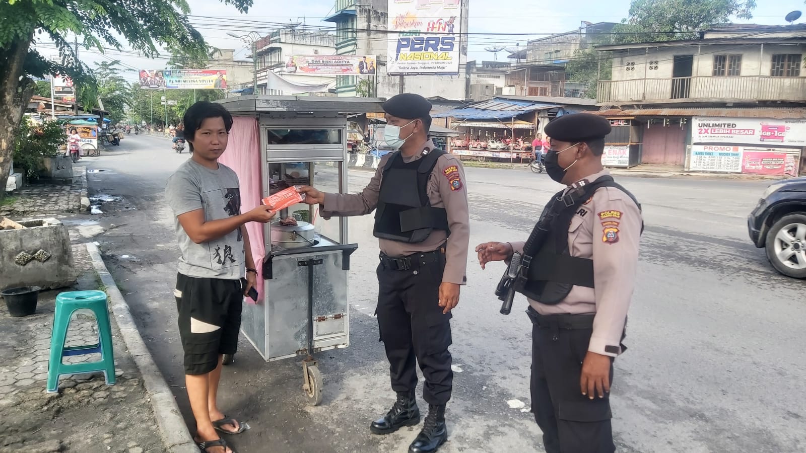 Kasat Binmas Polres Tanjung Balai Bagi Masker dan Imbau Patuhi Prokes