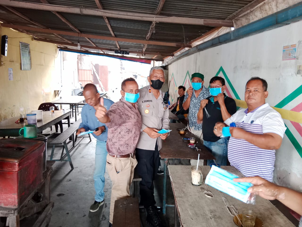 Kasat Binmas Polres Tanjung Balai Bagi Masker dan Imbau Patuhi Prokes