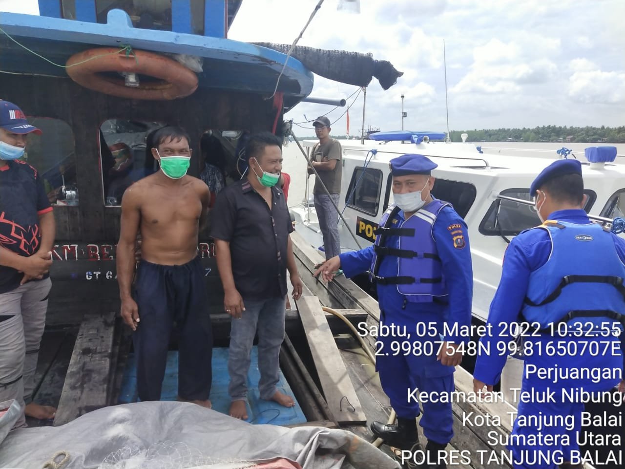 Sat Pol Airud Polres Tanjung Balai Ingatkan Nakhoda Kapal KM Berkah Baru Lengkapi Dokumen