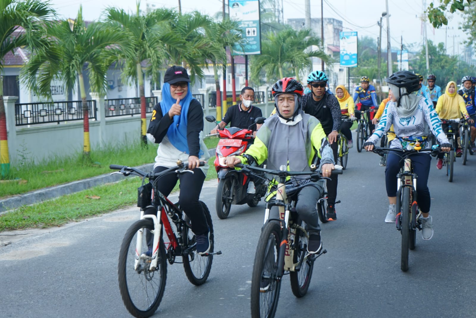 Bupati Asahan Gowes Bareng Ketua PKK dan OPD