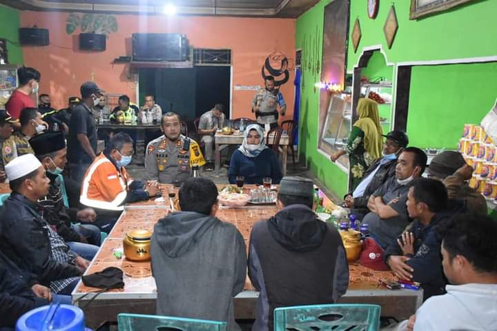 Wakil Bupati Atika Azmi Utammi Nasution duduk bersama mencari solusi atas semburan gas beracun PT SMGPÂ 
