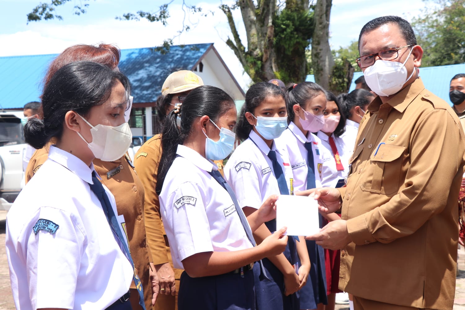 Bupati Toba Beri Beasiswa Kepada Siswa SD dan SMP Berprestasi di Toba Serta Meninjau Pengobatan GratisÂ 