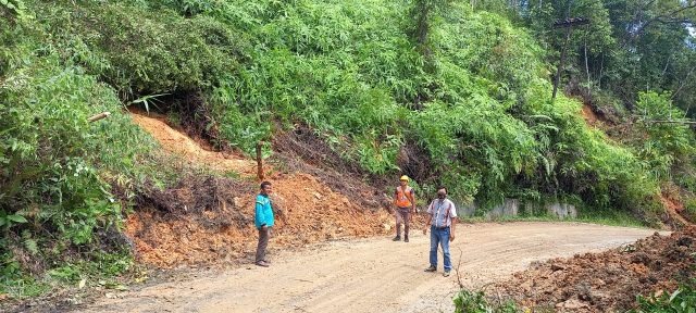 PASCA LONGSOR, KAPOLSEKÂ  LAKUKAN PEMBERSIHAN MATERIAL TANAH DI JALAN UMUM