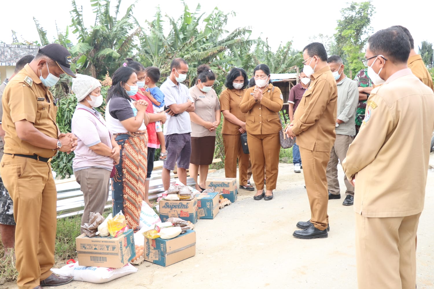 PEMKAB TOBA BERIKAN BANTUAN BAGI WARGA KORBAN BENCANA ALAM ANGIN PUTING BELIUNG