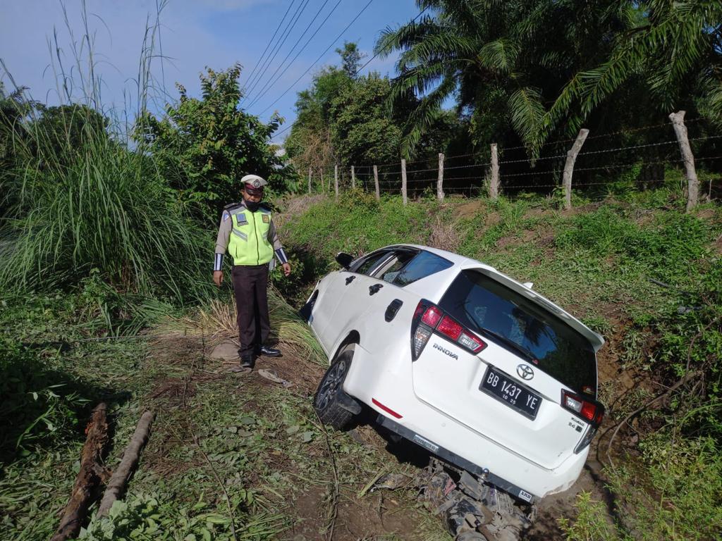 Berhenti Mendadak, Pengendara Sepeda Motor Tewas Ditabrak Mobil di Gunung Tua