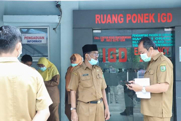 Sekda Madina Kunjungi Korban Rsud Panyabungan, Memastikan Kondisi Korban Keracunan